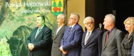 Moment wręczenia pamiątkowych statuetek
