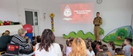 Grupa przedszkolna słucha wykładu strażaka