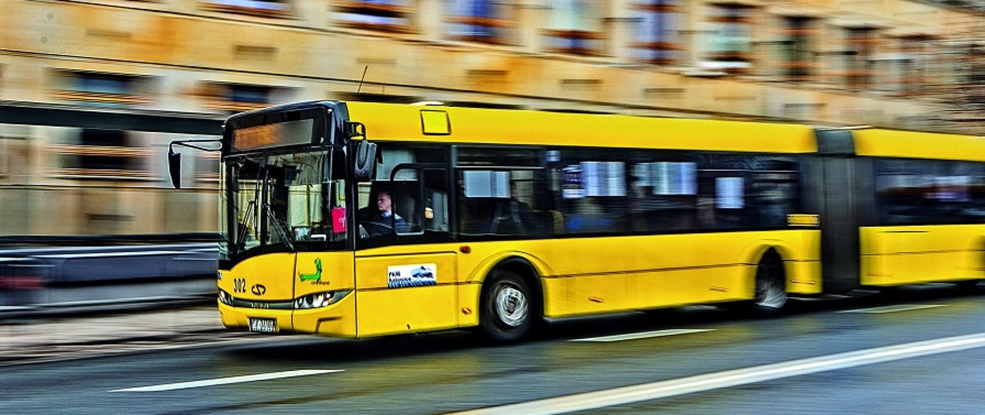 Autobus w ruchu