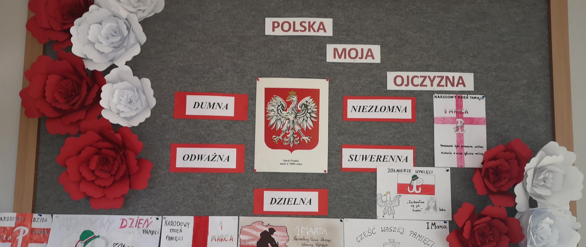 Prezentacja prac uczniowskich na tablicy ekspozycyjnej