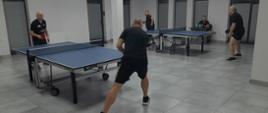 Uczestnicy klubów Narewka - Łosice w trakcie rundy w tenisie