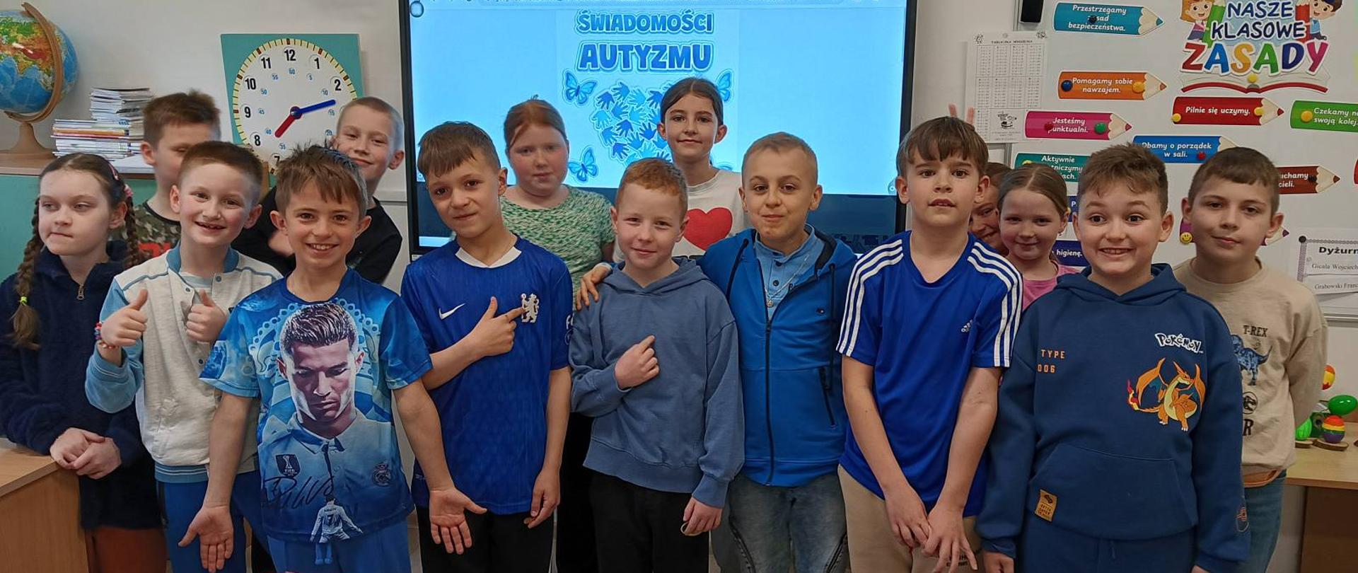 Uczniowie podczas Dnia Autyzmu