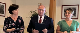 Starosta Hajnowski przy głosie w towarzystwie członkiń delegacji reprezentującej powiat hajnowski