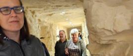 Zwiedzanie muzeum - uczestnicy wycieczki idą korytarzem z krzemionki