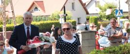 Delegacje składają kwiaty przy pomniku