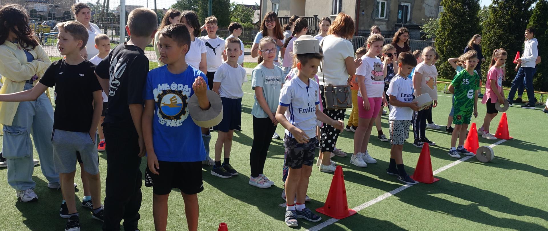 Rozgrywki sportowe uczniów na boisku szkolnym