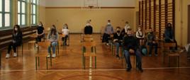 na zdjęciu w budynku SP 4 w Zambrowie znajdują się laureci konkursu które siedzą w ławkach