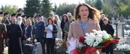 starosta zambrowski składa wiązanka kwiatów pod pomnikiem w ramach Święta Szkoły Podstawowej w Rutkach