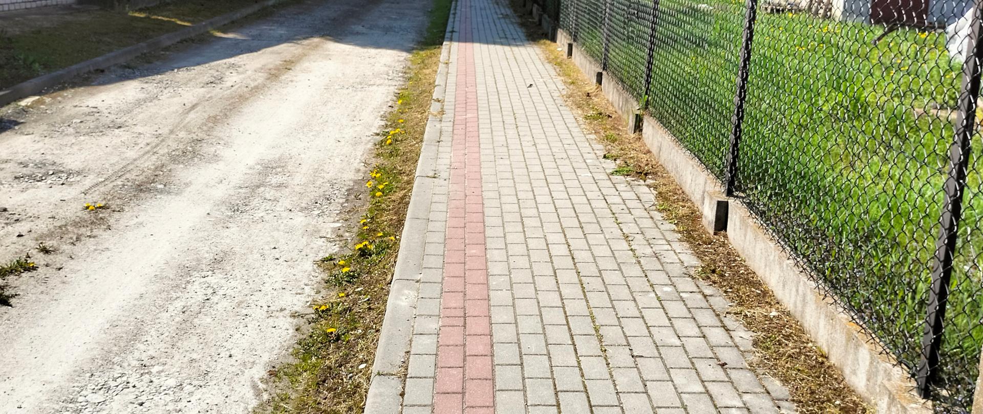 Chodnik do boisk sportowych przy Szkole Podstawowej w Siedliskach