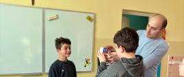 Uczniowie klas I-III podczas warsztatów fotograficznych.