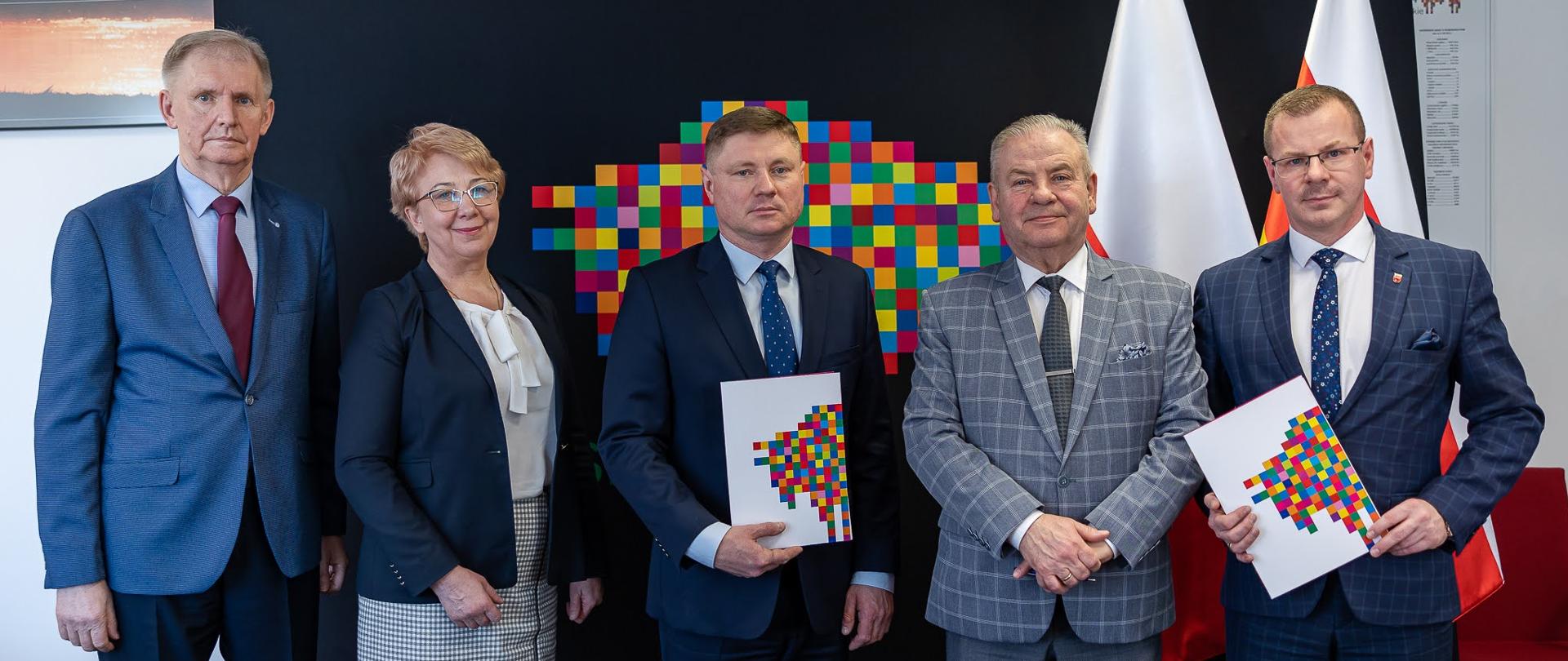 grupowe zdjęcie z podpisania umowy z przedstawicielami samorządów na dofinansowanie inwestycji