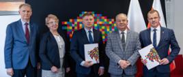 grupowe zdjęcie z podpisania umowy z przedstawicielami samorządów na dofinansowanie inwestycji