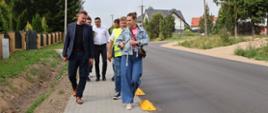 Starosta wraz z ekspertami i radnymi idzie chodnikiem wzdłuż ul. Niewodnickiej
