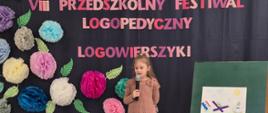 Przedszkolaki w trakcie prezentowania wierszyków