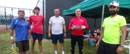 Uczestnicy zawodów pozują do zdjęcia