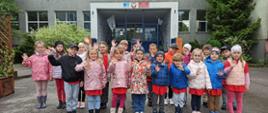 ZDJĘCIE GRUPOWE PRZED SZKOŁĄ
