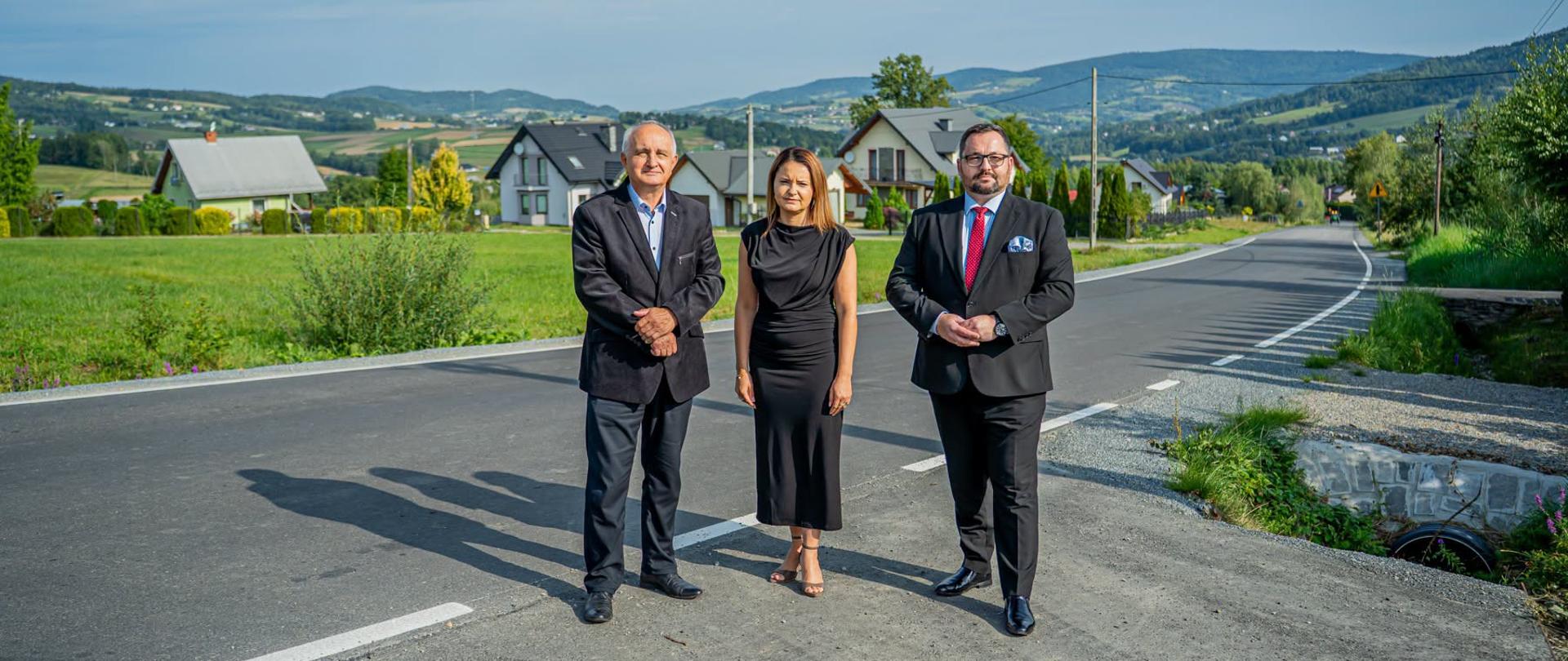 Starosta Gorlicki Mirosław Waląg, Wójt Gminy Ropa Karol Górski, Wiceprzewodnicząca Rady Powiatu Gorlickiego Mariola Spólnik
