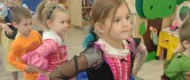 Dzieci preznetują kostiumy postaci z bajek