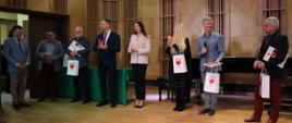uroczystość wręczania nagród podczas konkursu perkusyjnego, na zdjęciu znajdują się organizatorzy konkursu, władze samorządowe oraz jury