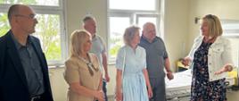 obchód gości po szpitalu w łapach