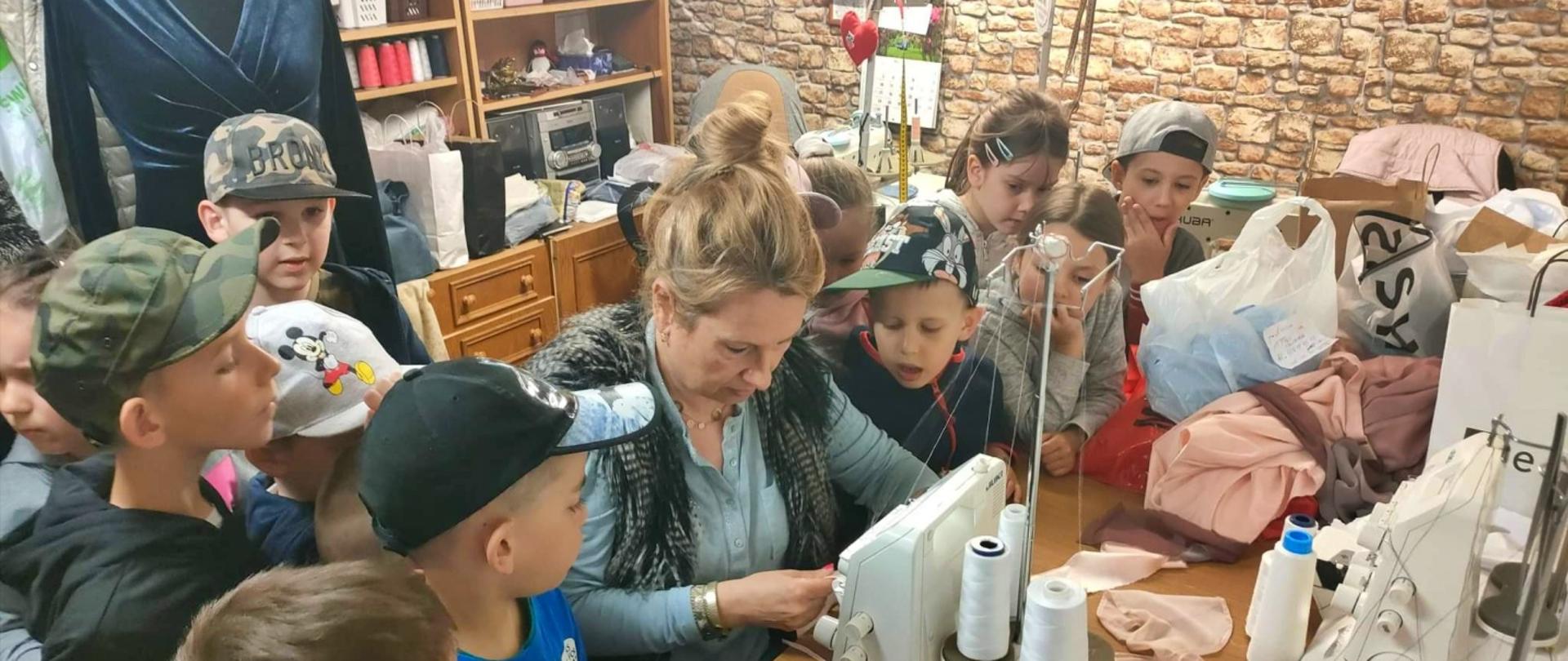 Dzieci z wizytą w różnych instytucjach i przedsiębiorstwach poznają zawody