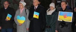 Przedstawiciele władz samorządowych z flagami Ukrainy