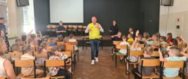 Uczniowie dwóch pierwszych klas przypominali sobie zasady ruchu drogowego. 
