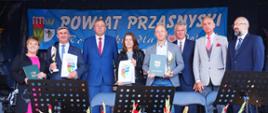 Wręczenie nagród dla najlepszych rolników w powiecie przasnyskim. Na scenie dożynkowej stoją samorządowcy Starosta Przasnyski, Wójt Gminy Czernice Borowe Wojciech Brzeziński, Przewodniczący Rady Gminy Czernice Borowe i Senatorem Jana Marii Jackowskiego wraz z nagrodzonymi rolnikami z terenu gminy Czernice Borowe.