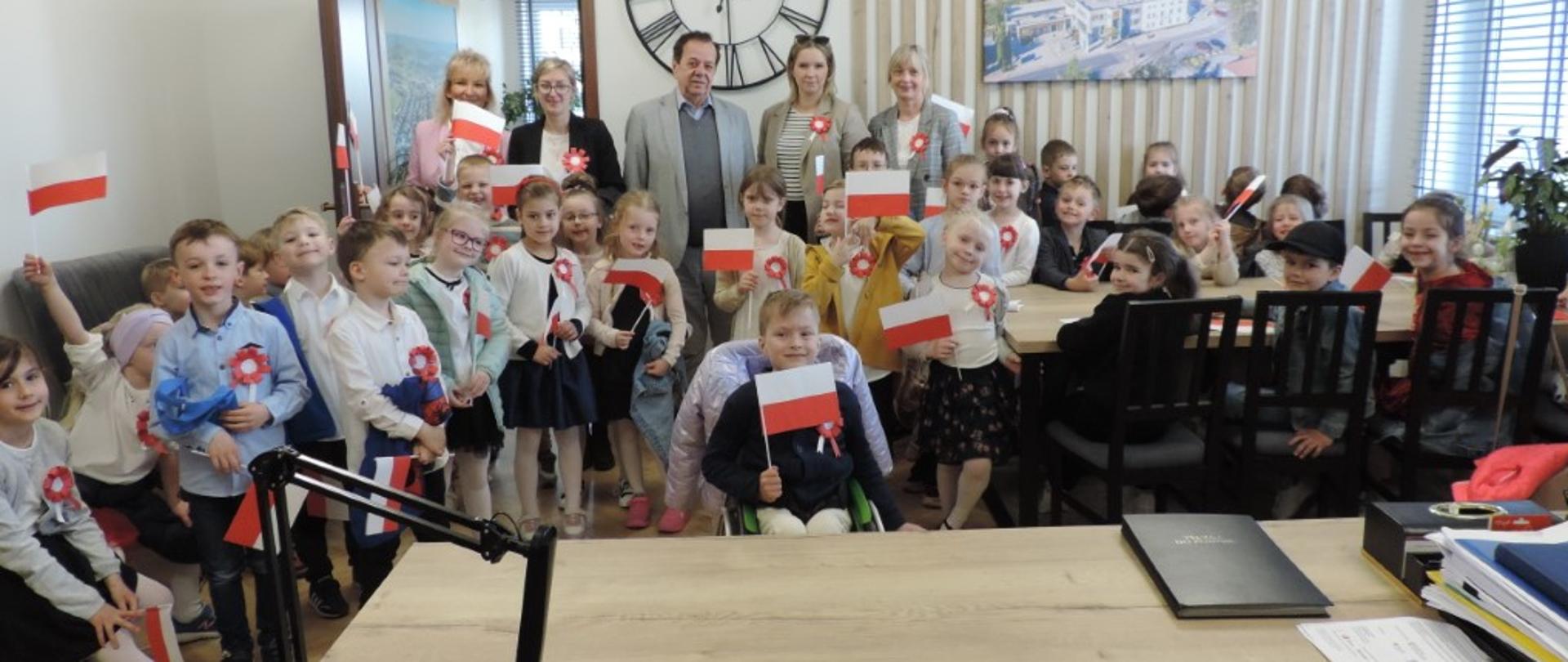 Na zdjęciu widać przedszkolaki w Urzędzie Miasta i Gminy w Kaczorach