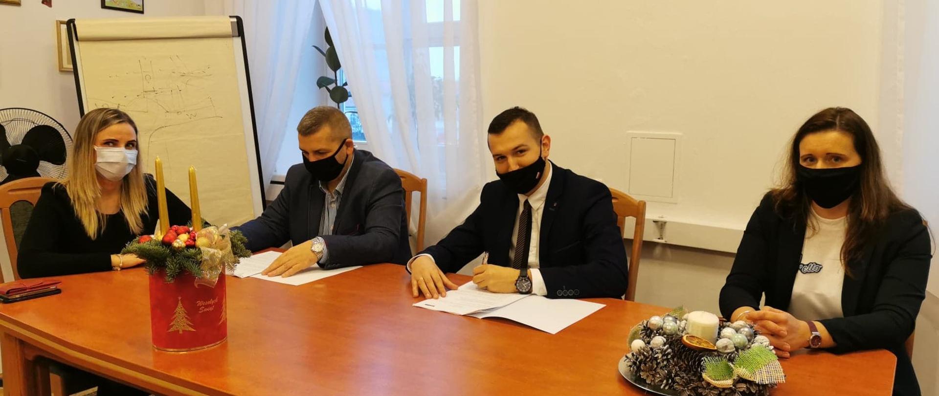 Podpisanie umowy 29.12.2020 - Starosta Mirosław Walicki
Wicestarosta Marek Ziędalski i Skarbnik Powiatu Jolanta Zawadka