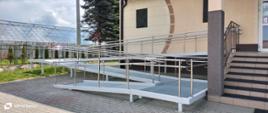 Podjazd dla osób niepełnosprawnych przy Szkole Podstawowej w Siedliskach