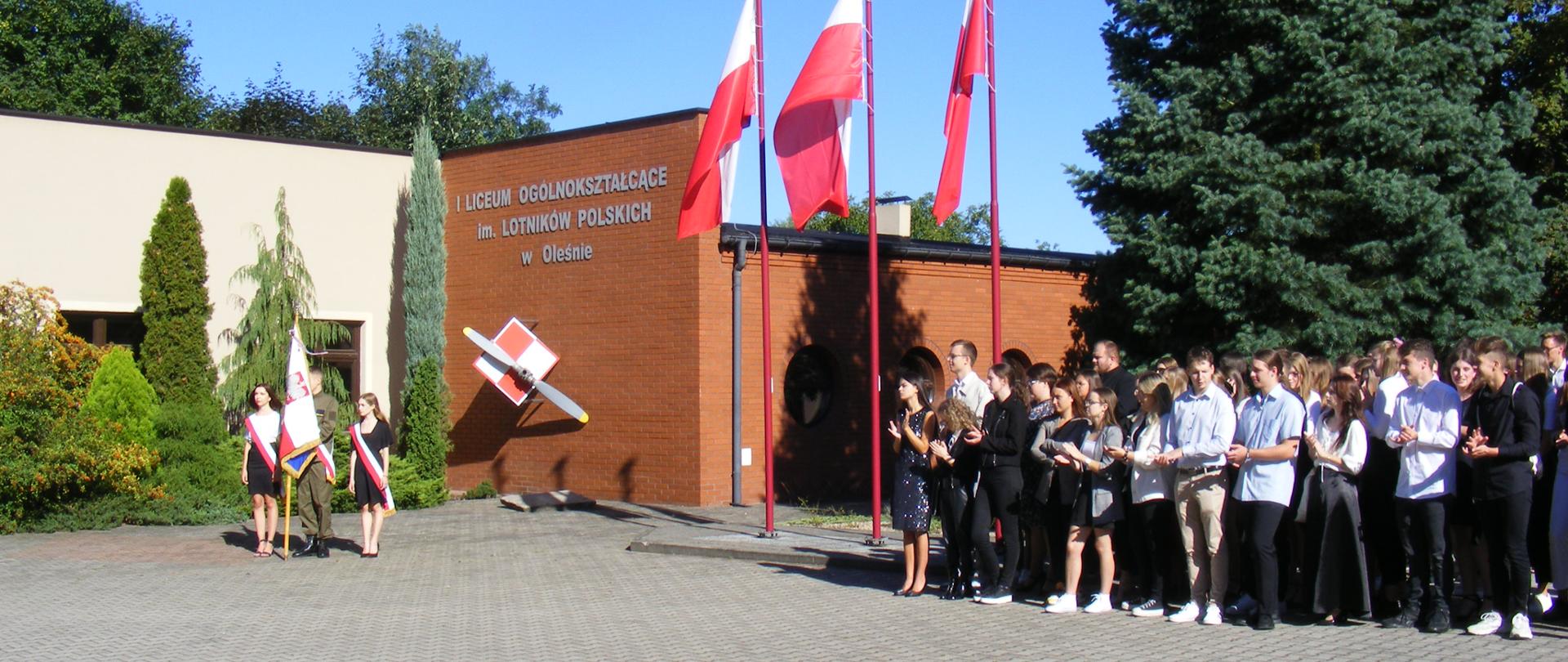 Uroczyste rozpoczęcie roku szkolnego 2022/2023 w I Liceum Ogólnokształcącym im. Lotników Polskich w Oleśnie. 