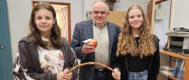 uczennice i dyrektor z koszem jabłek