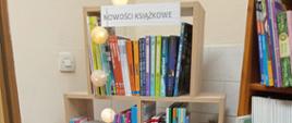 Zakupiony do biblioteki nowy regał z książkami, składający się z kwadratowych modułów ułożonych na sobie