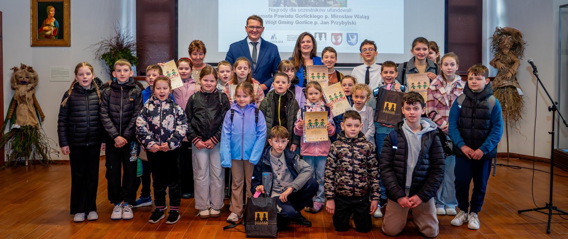 Marcin Krzemiński Wicestarosta i Katarzyna Szepieniec - dyrektor Muzeum Dwory Karwacjanów i Gładyszów z laureatami konkursu