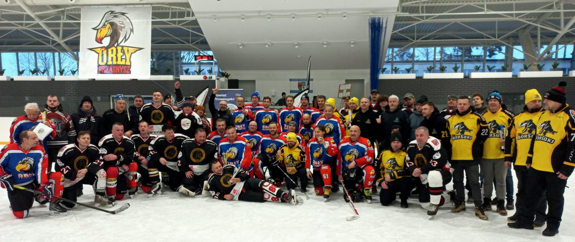 Zdjęcie grupowe zawodników wszystkich drużyn biorących udział w turnieju i Starosty Krzysztofa Bieńkowskiego.