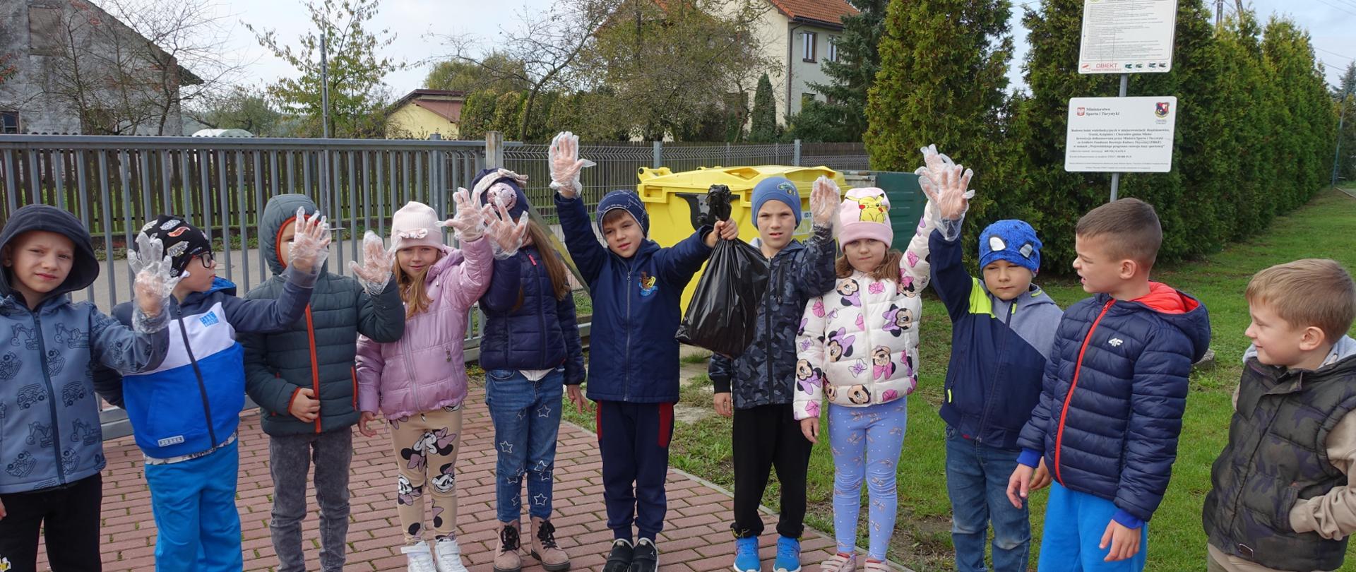 Uczniowie klasy I po zakończonej akcji
