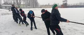 Zabawy na śniegu - przeciąganie liny