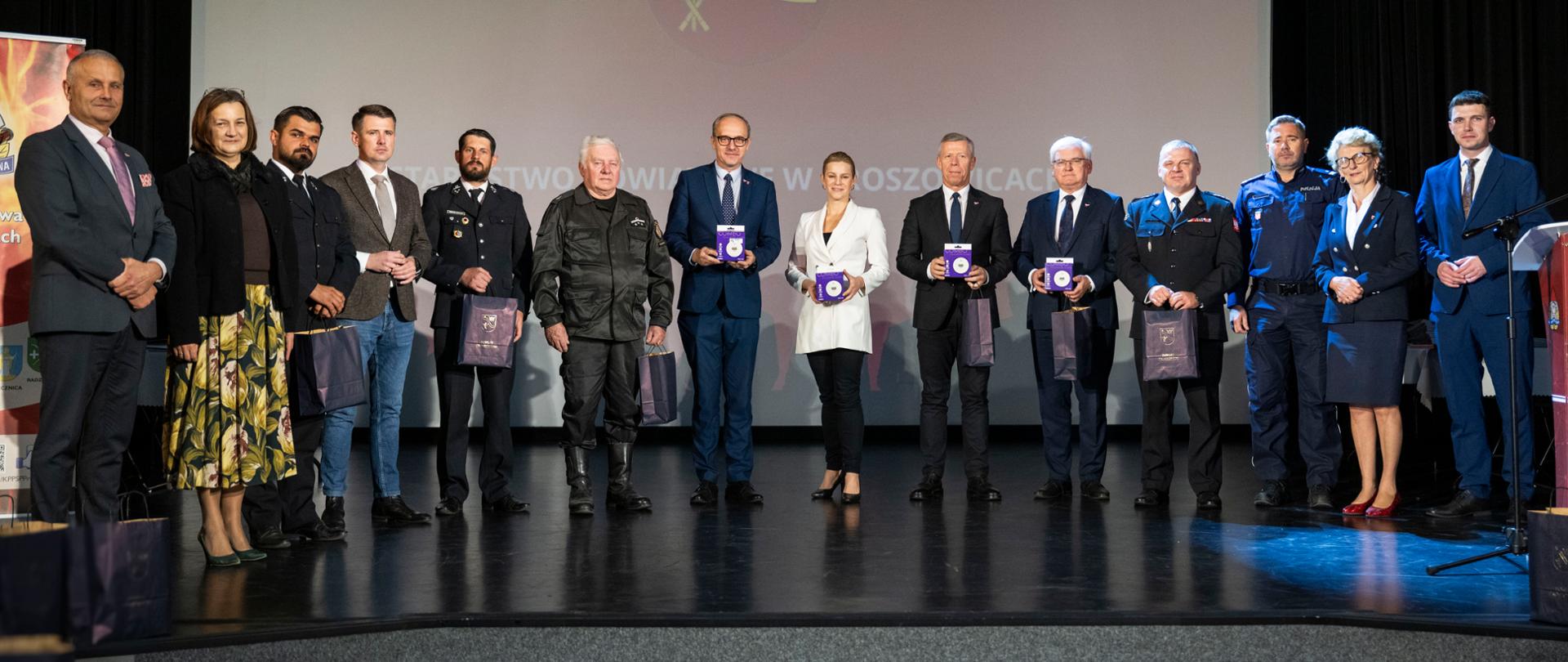 Spotkanie w ramach realizowanego przez Powiat Proszowicki Programu Priorytetowego „Bezpieczny Dom”, zdjęcie grupowe przedstawicieli samorządów