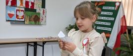 Młodzi uczniowie podczas recytowania