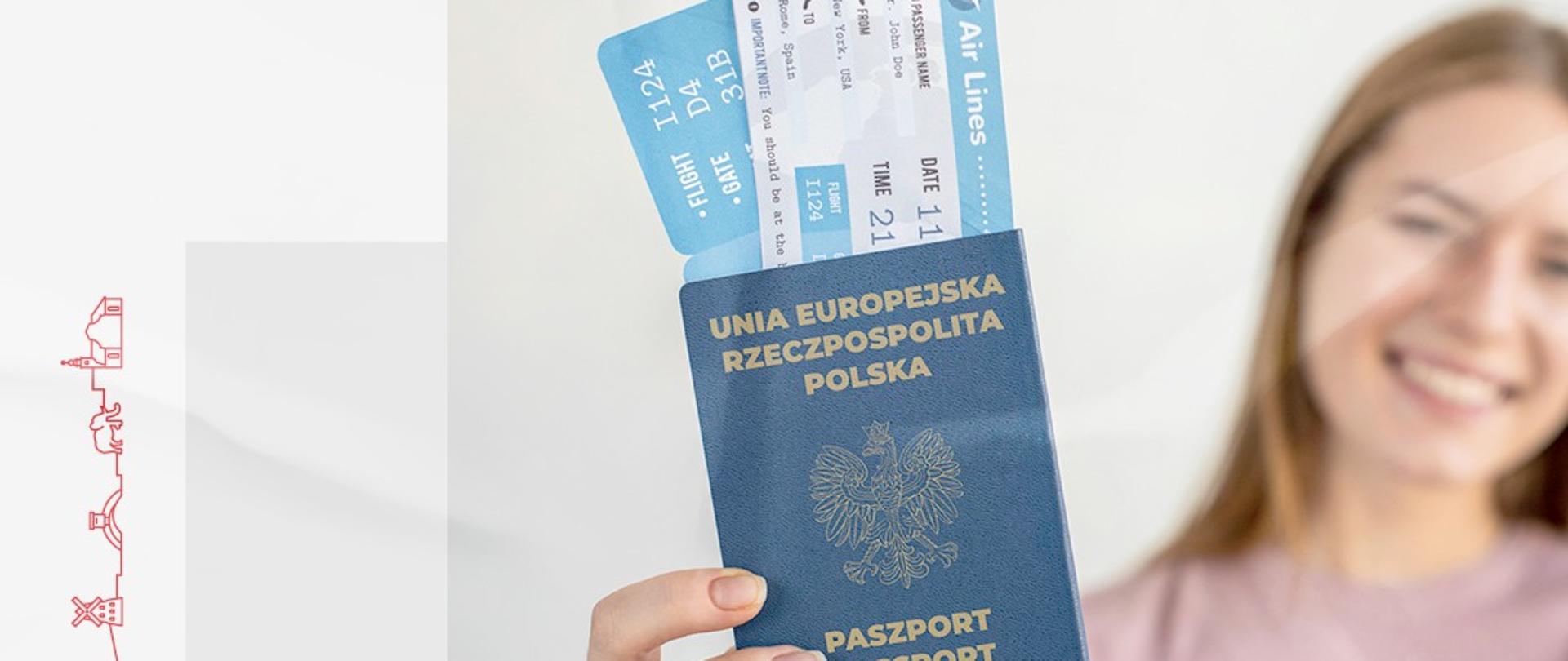 Kobieta trzyma w dłoni paszport oraz bilety lotnicze