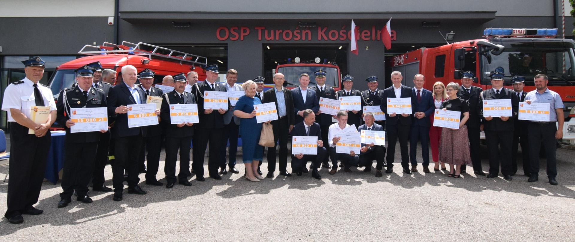 Wspólne zdjęcie przed jednostką OSP w Turośni
