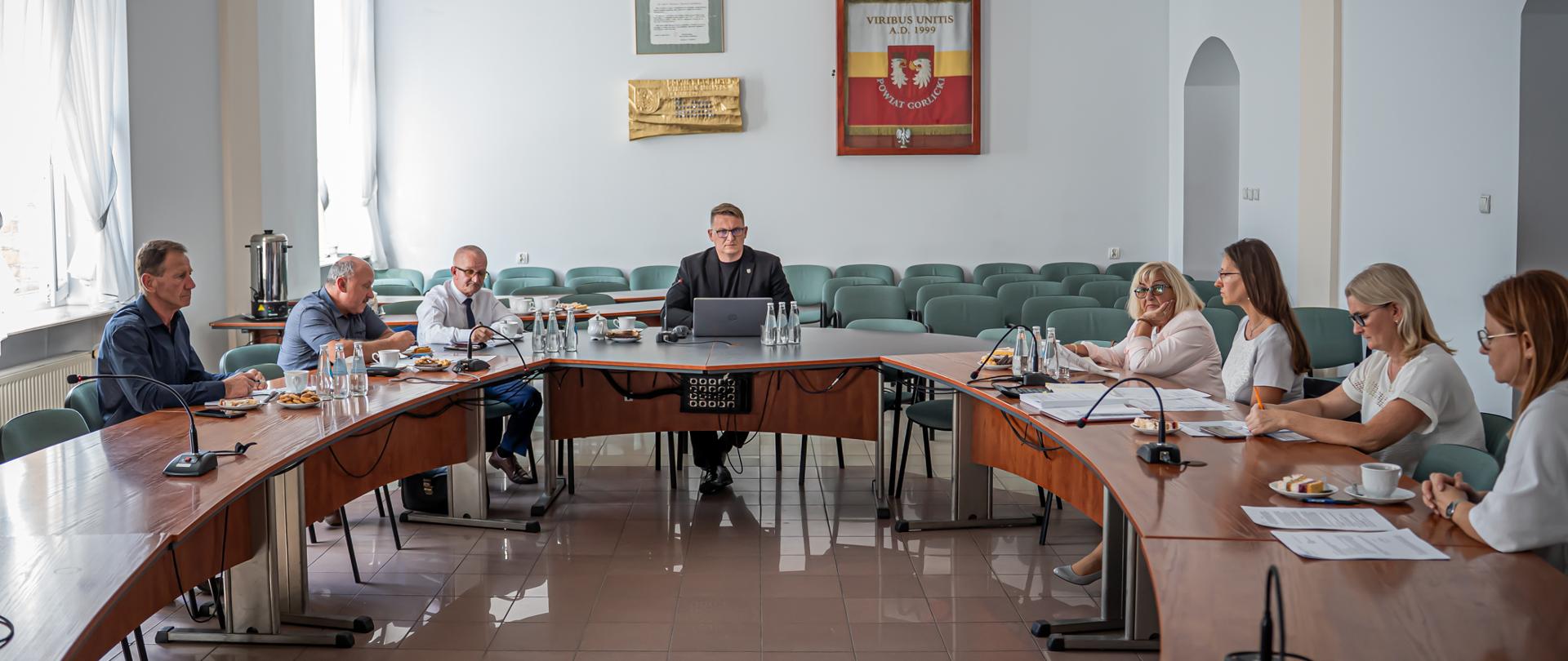 Posiedzenie Powiatowej Rady Rynku Pracy w Gorlicach zdjęcie ogólne