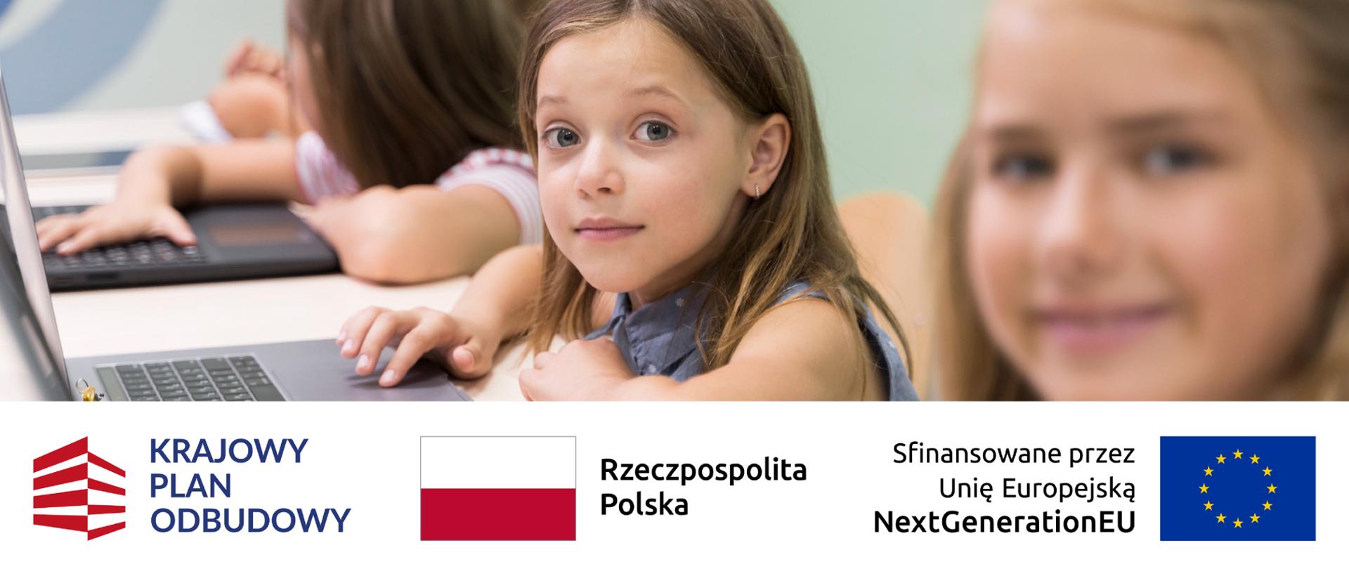 Dzieci siedzące przy stoliku i korzystające z laptopów; poniżej grafiki logotypy Krajowego Planu Odbudowy, Rzeczypospolitej Polskiej oraz Unii Europejskiej – NextGenerationEU.