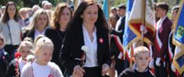 Poszczególne delegacje składają kwiaty -wiązanki składają dzieci z hajnowskich przedszkoli