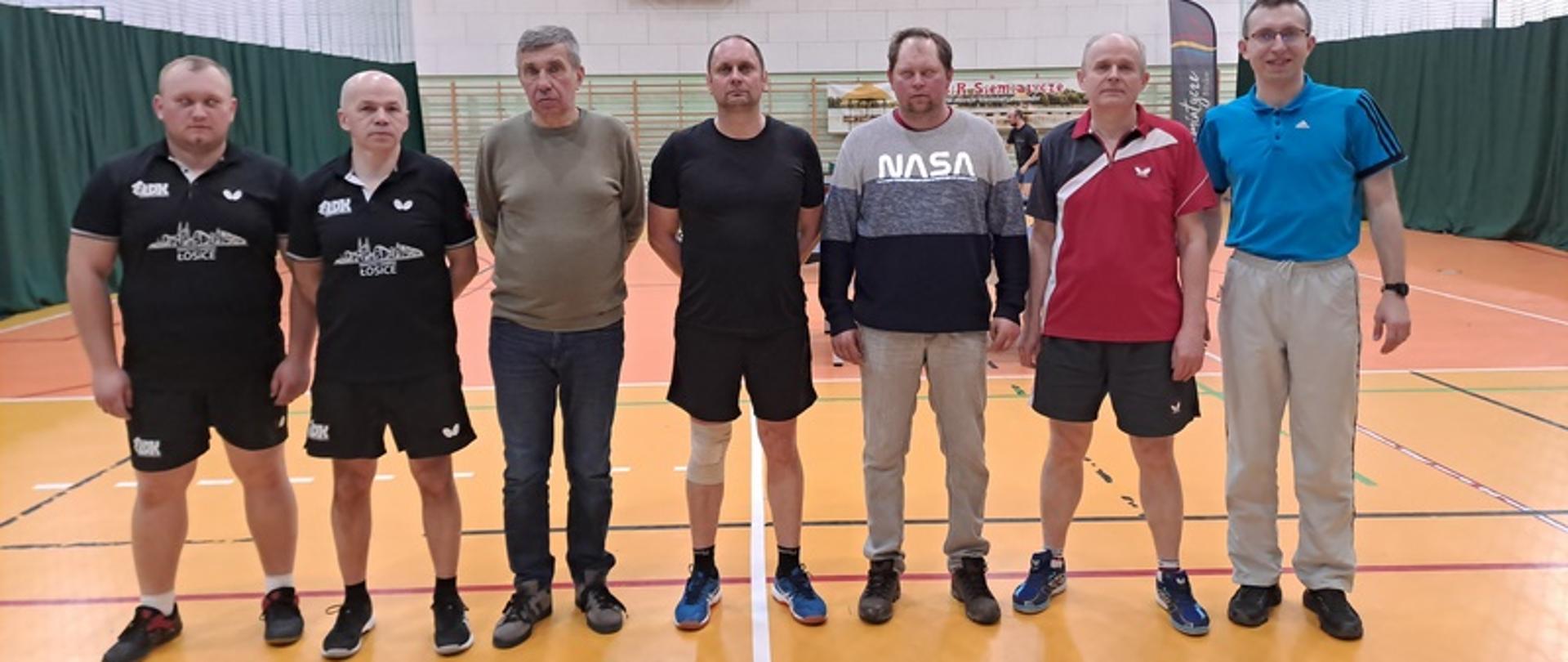 Członkowie drużyn Siemiatycze - Łosice pozują do zdjęcia