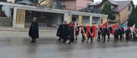 Poczty sztandarowe przy rynku 