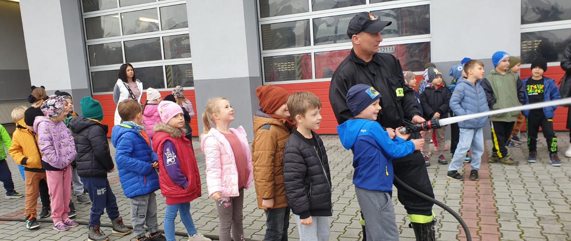 dzieci w trakcie wycieczki do SP w Mielcu