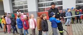 dzieci w trakcie wycieczki do SP w Mielcu