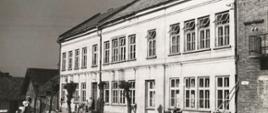 Budynek Szkoły i fragment ulicy, lata 60., fot. Henryk Hermanowicz